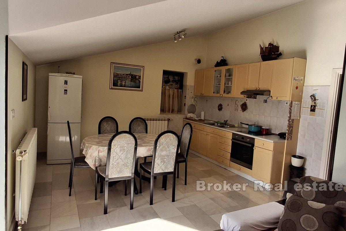 Treroms leilighet med flott beliggenhet