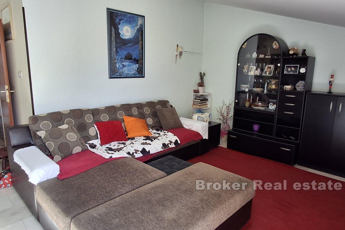 Treroms leilighet med flott beliggenhet