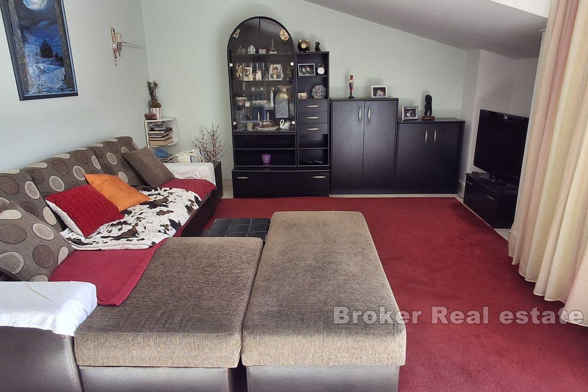 Treroms leilighet med flott beliggenhet