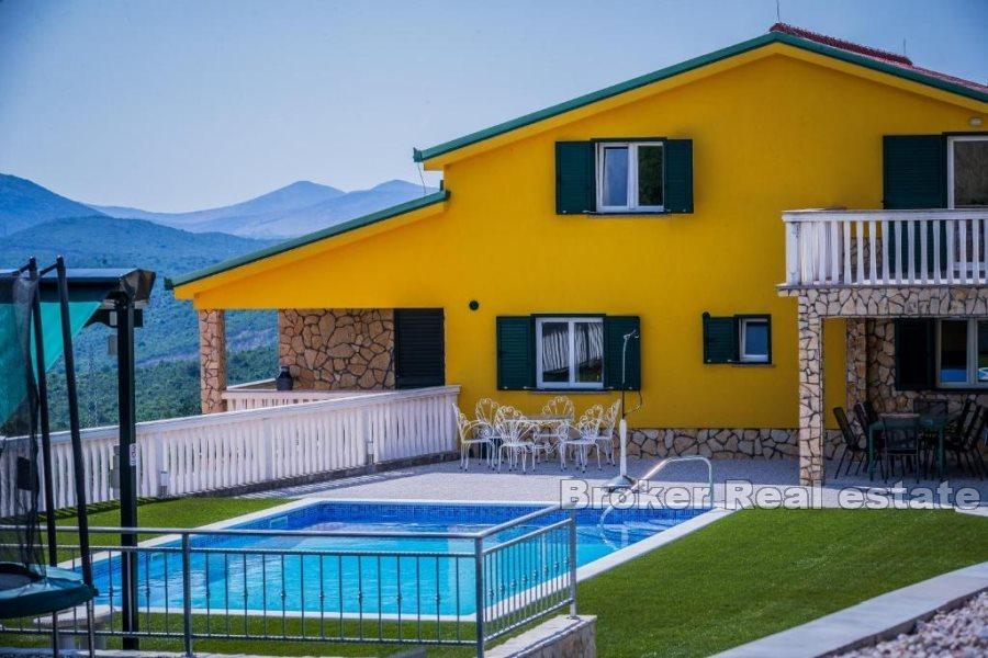 Vila s bazenom u prekrasnoj prirodi
