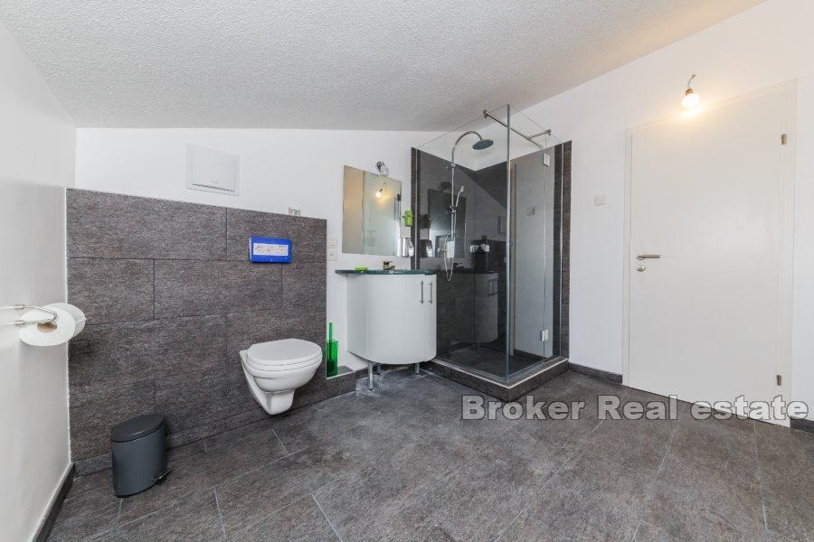 Willa z basenem w pięknym otoczeniu przyrody