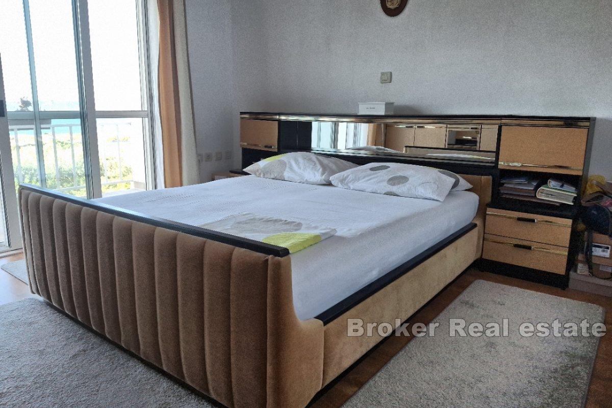 Dom z pięknym widokiem na morze