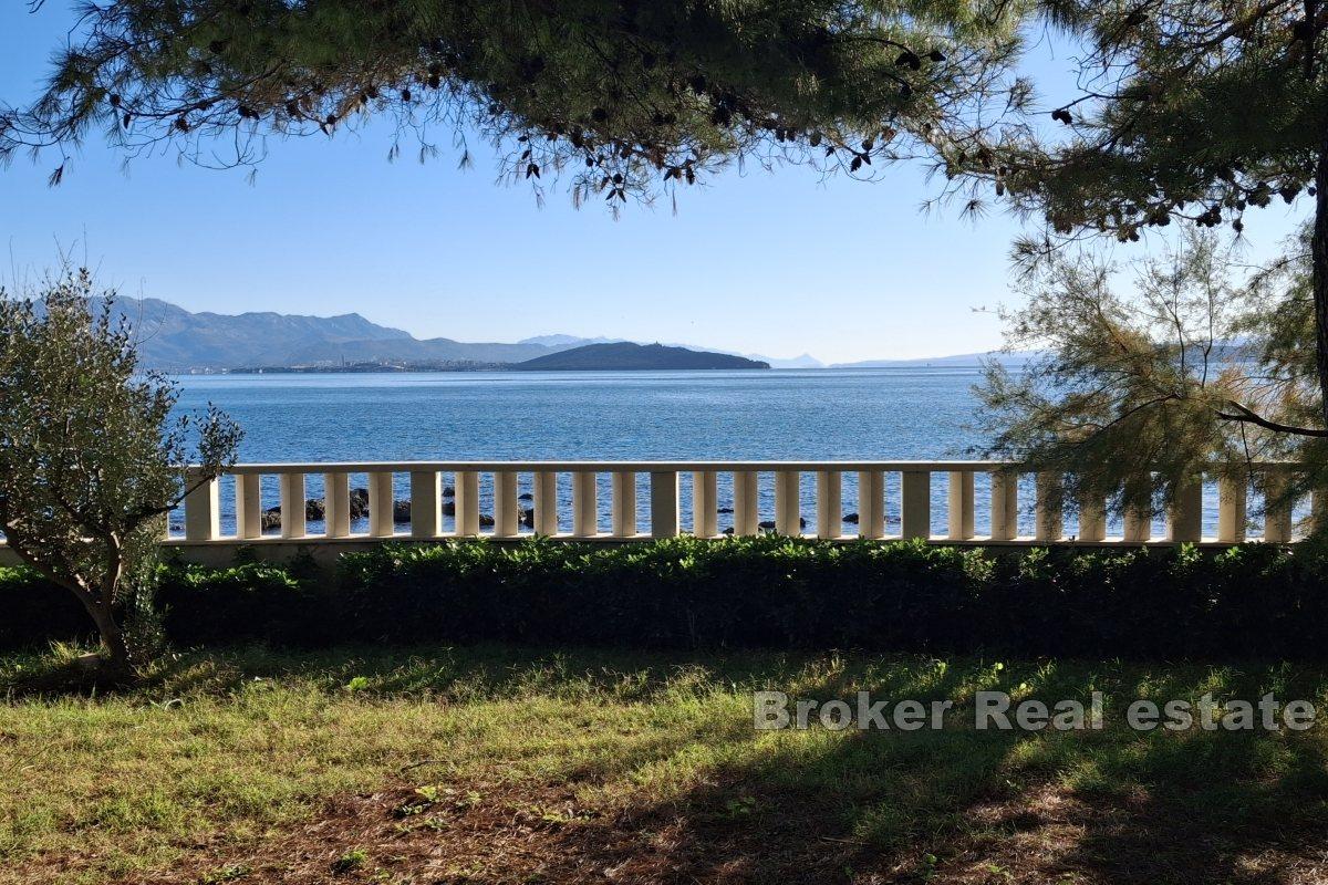 Byggnadsmark med tre lägenheter i första raden mot havet