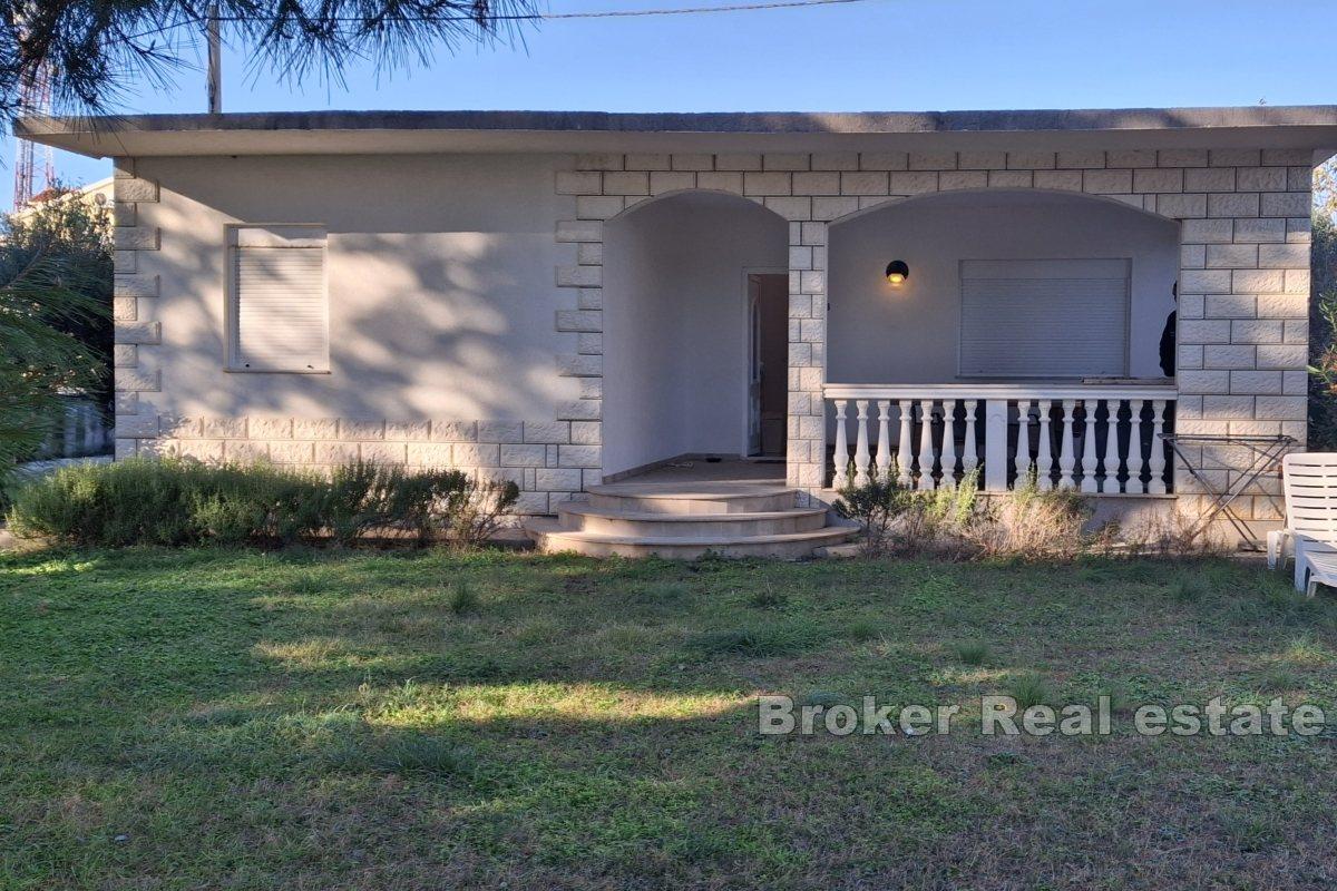 Byggegrunn med tre leiligheter i første rad til sjøen