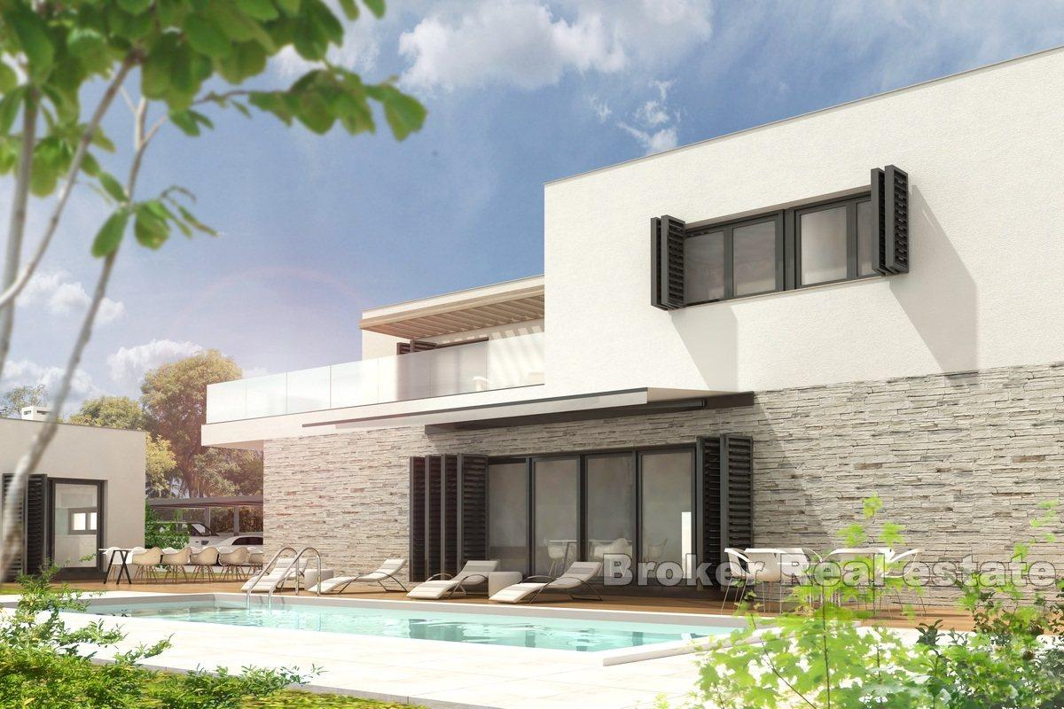 Uferdig hus med svømmebasseng med førsteklasses beliggenhet