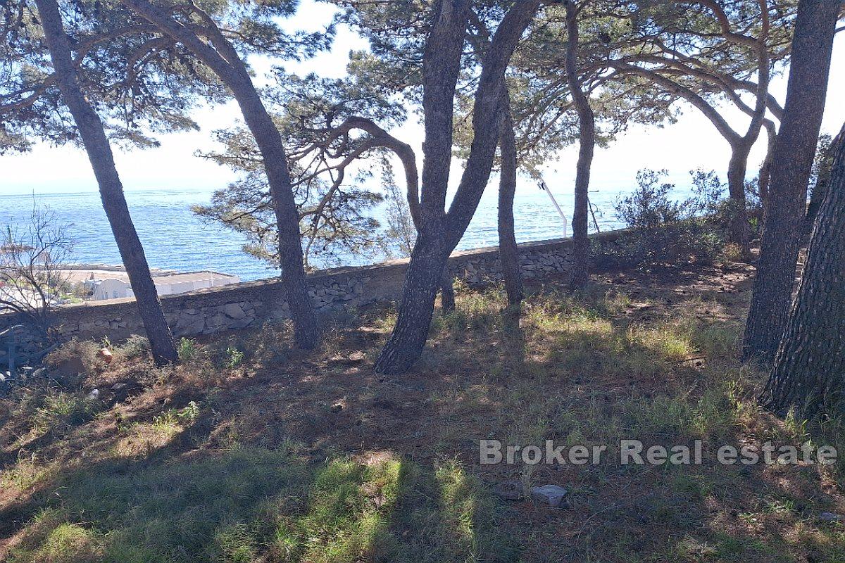 Exclusive building plot first row to the sea