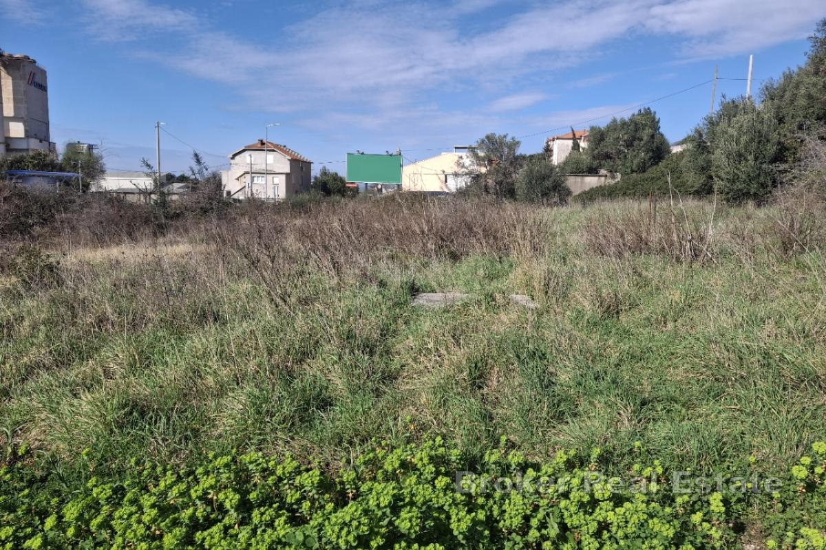 Stavební pozemek u hlavní silnice