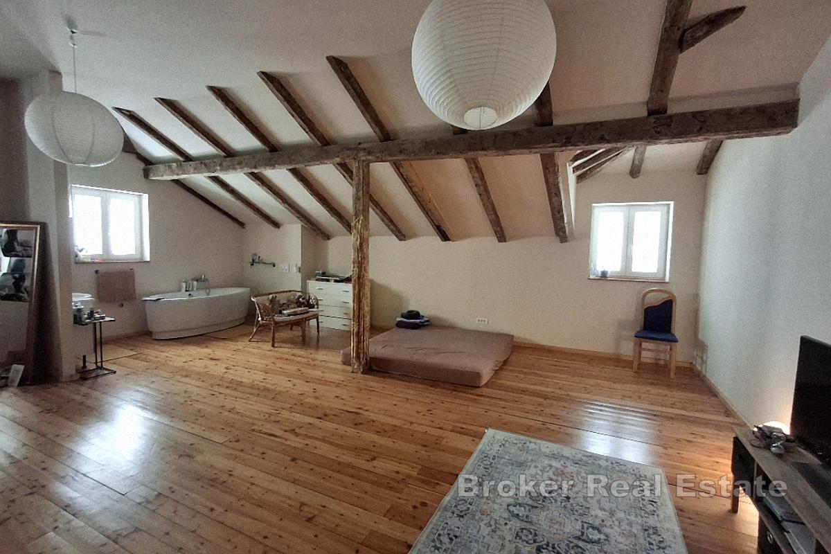 Двухквартирный семейный дом в исключительном месте в Каштеле