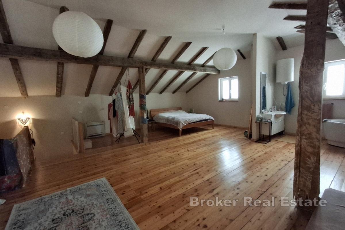 Двухквартирный семейный дом в исключительном месте в Каштеле