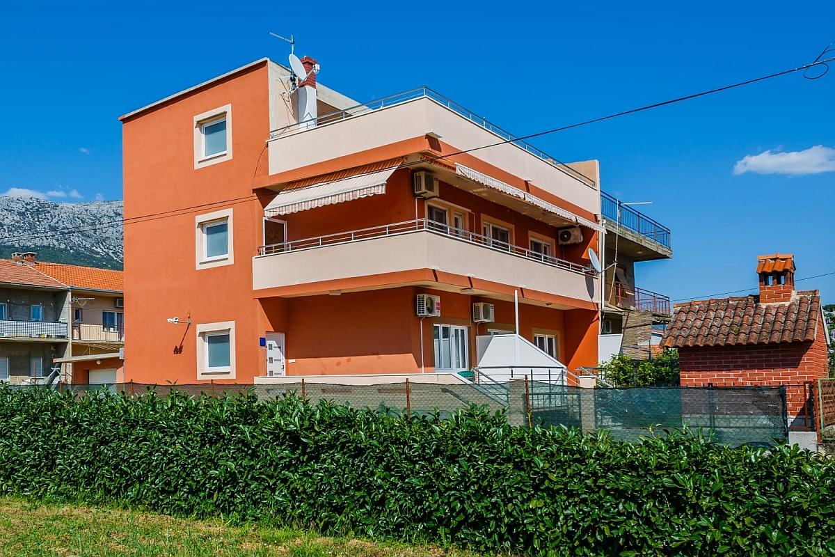 Apartmanska kuća drugi red od mora  u Kaštelima