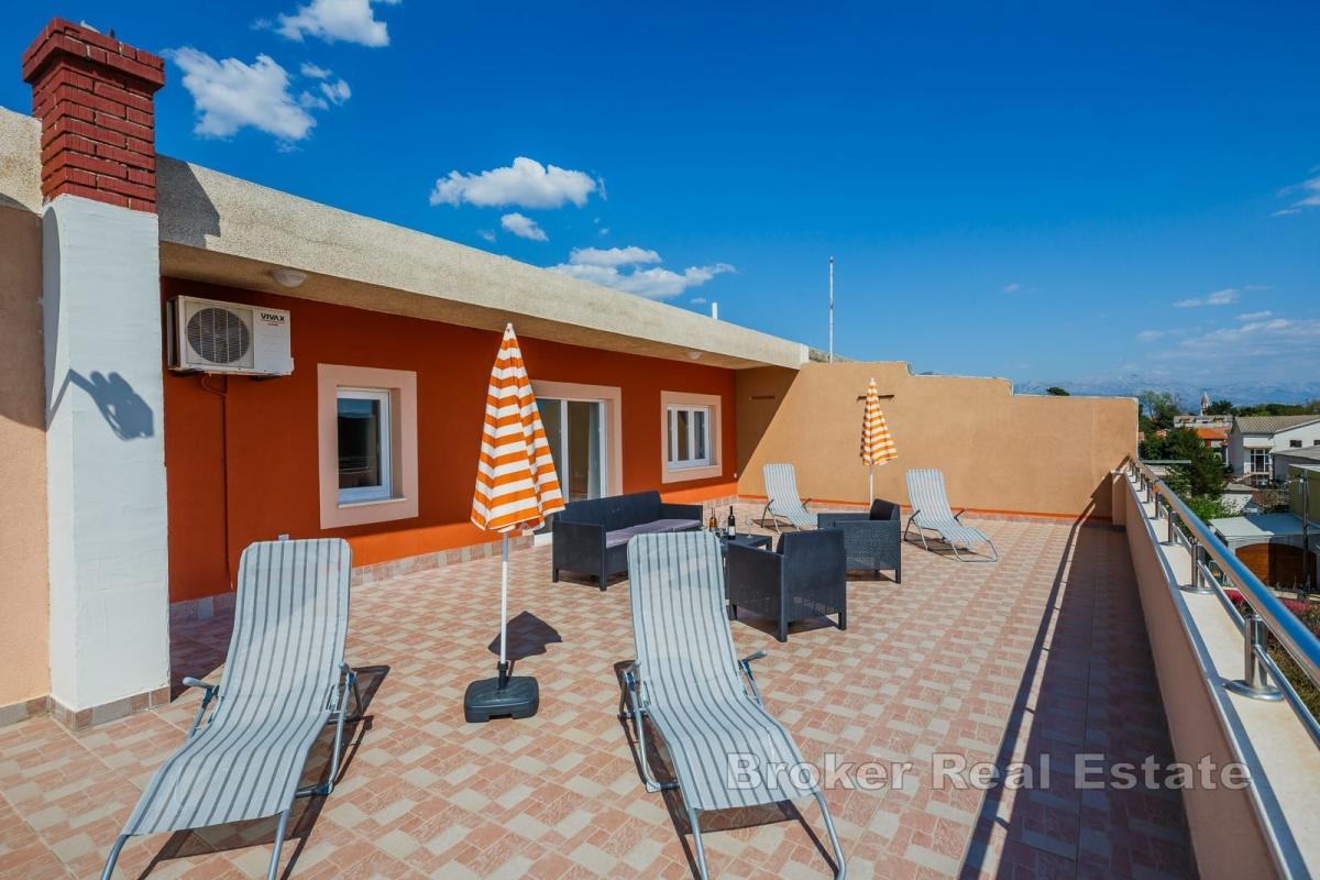 Lägenhetshus andra raden från havet i Kastela