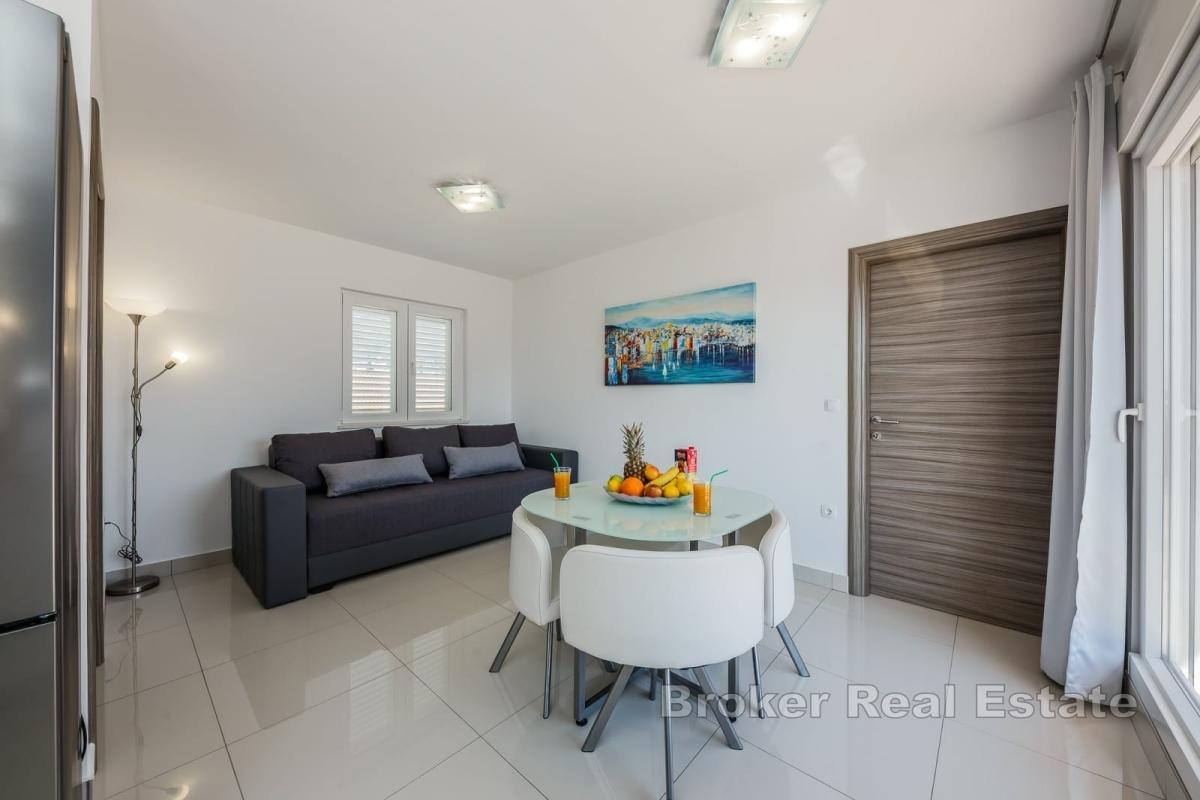 Apartmanska kuća drugi red od mora  u Kaštelima