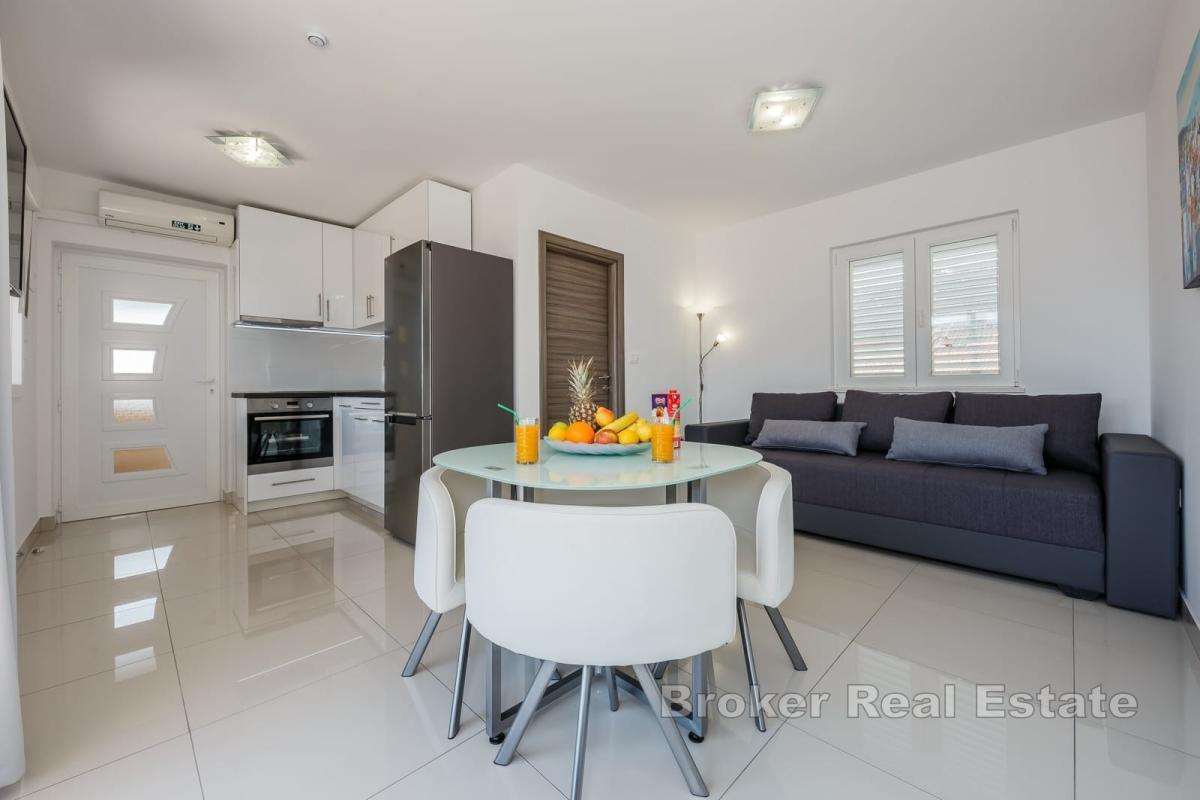 Apartmanska kuća drugi red od mora  u Kaštelima