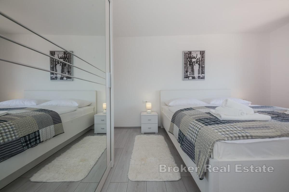 Apartmanska kuća drugi red od mora  u Kaštelima