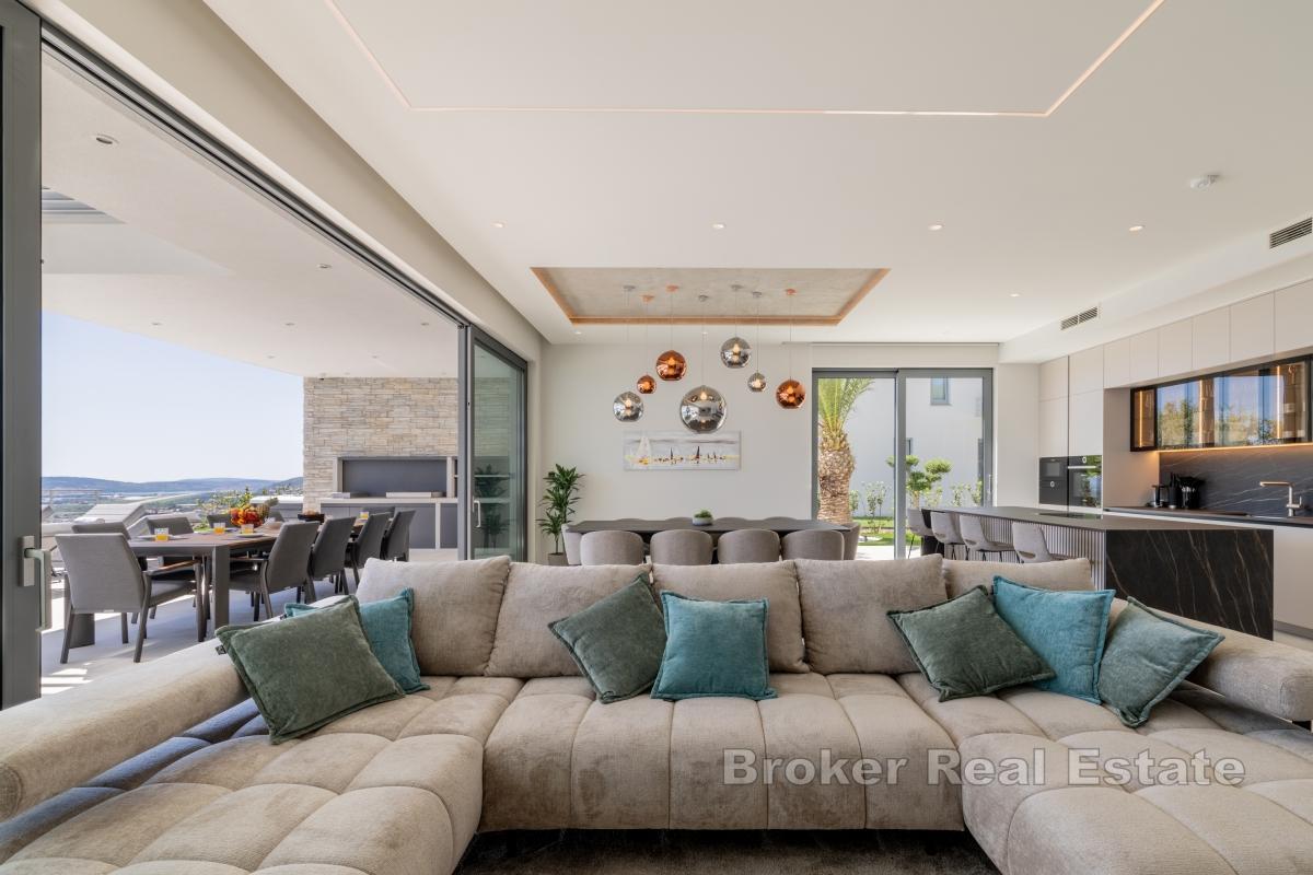 Роскошная современная вилла с панорамным видом на море и острова