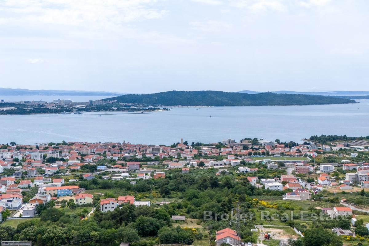 Terrain constructible en zone M1 à Kaštela avec vue sur la mer et les îles
