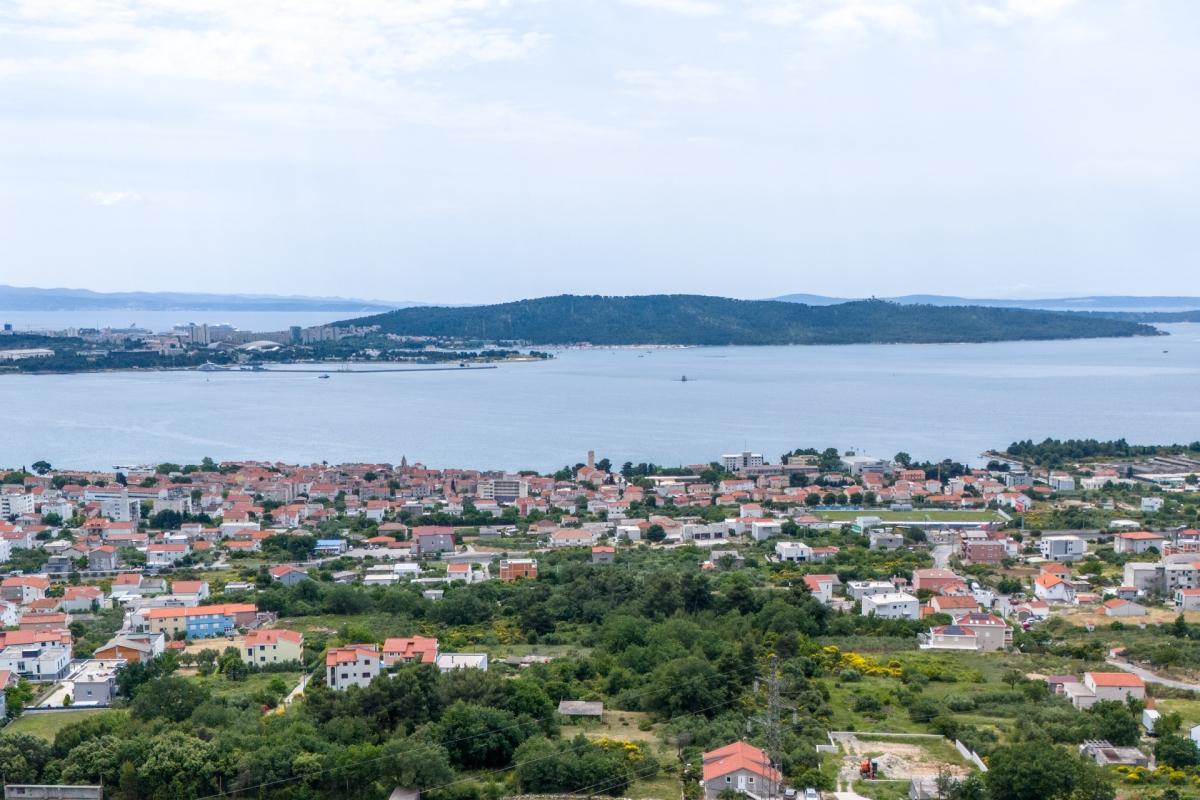 Terreno edificabile in zona M1 a Kaštela con vista sul mare e sulle isole