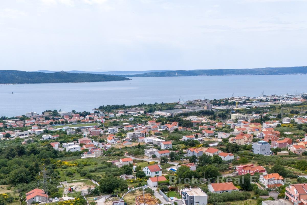 Baugrundstück in der Zone M1 in Kaštela mit Blick auf das Meer und die Inseln