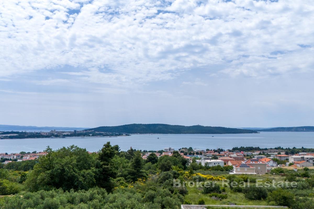 Terrain constructible en zone M1 à Kaštela avec vue sur la mer et les îles