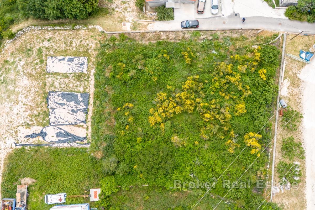 Terrain constructible en zone M1 à Kaštela avec vue sur la mer et les îles