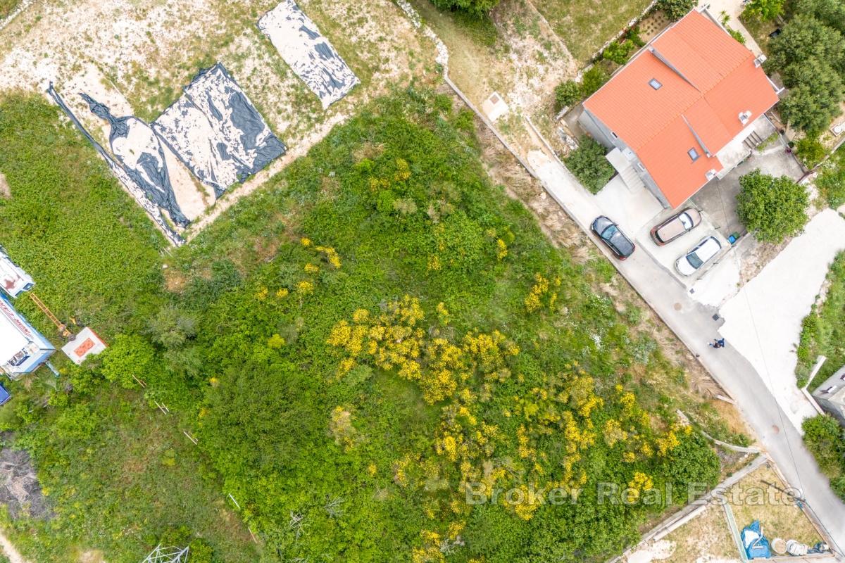Terrain constructible en zone M1 à Kaštela avec vue sur la mer et les îles