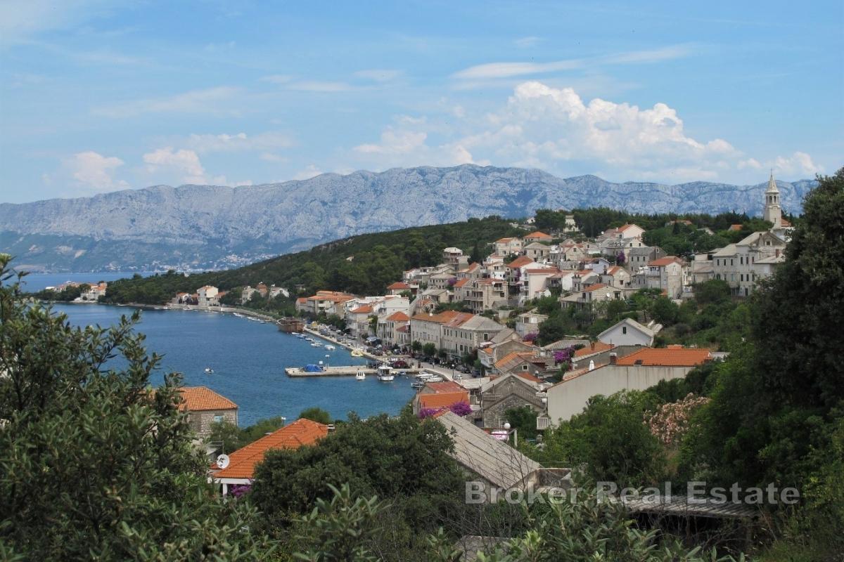 Hus med tomt i första raden mot havet
