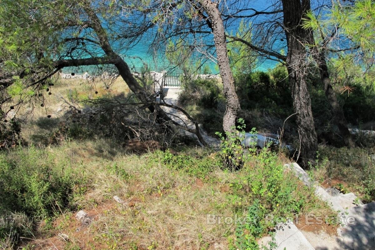 Hus med tomt i första raden mot havet