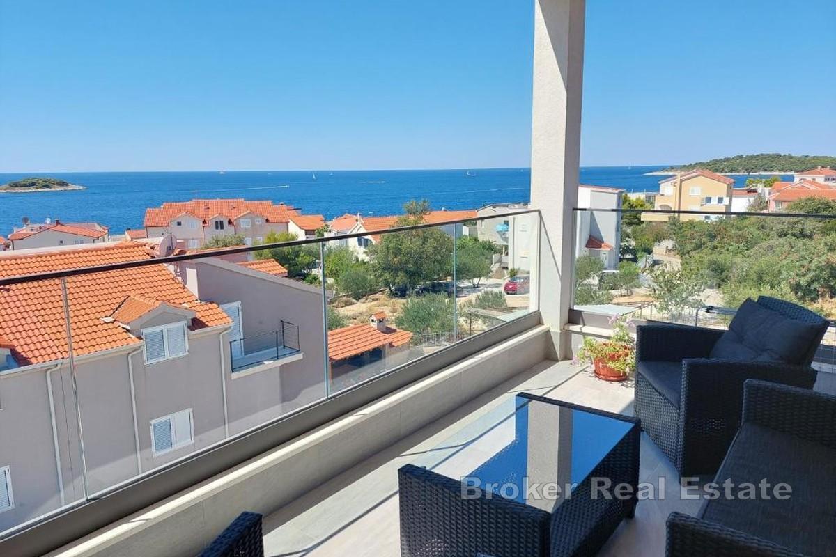 Penthouse avec vue dégagée sur la mer dans la belle ville de Rogoznica