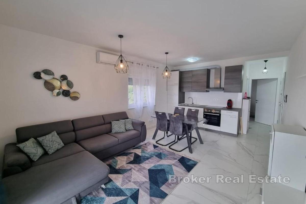 Penthouse avec vue dégagée sur la mer dans la belle ville de Rogoznica