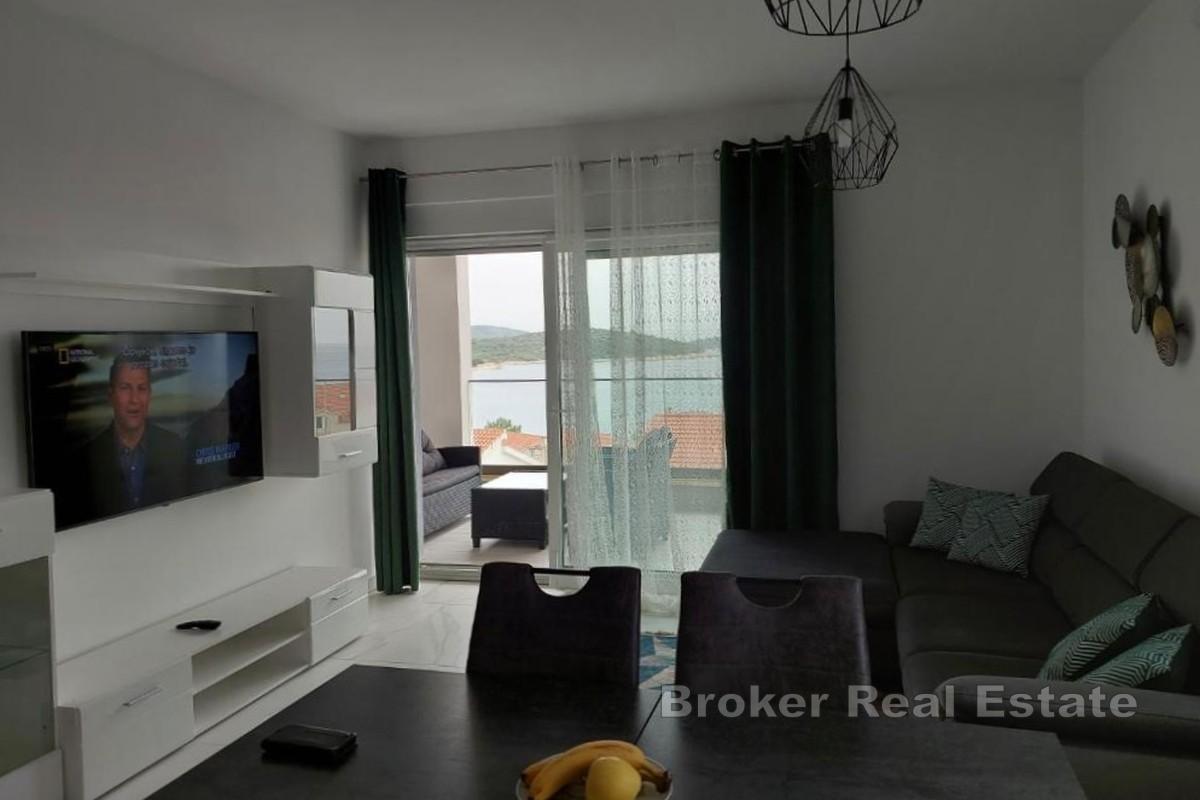 Penthouse avec vue dégagée sur la mer dans la belle ville de Rogoznica