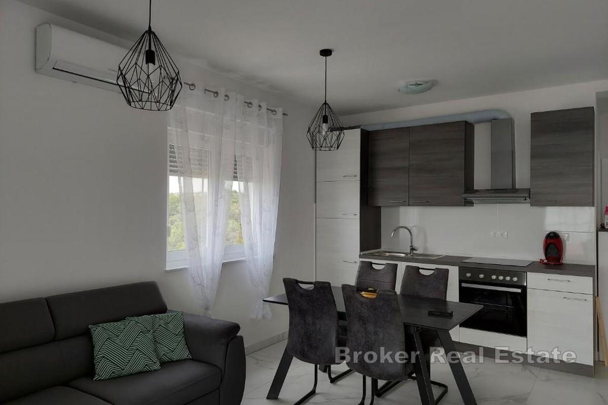 Penthouse avec vue dégagée sur la mer dans la belle ville de Rogoznica