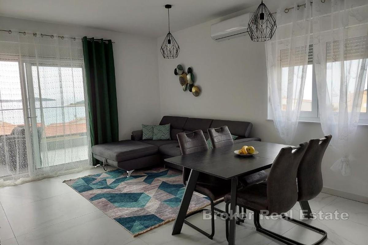 Penthouse avec vue dégagée sur la mer dans la belle ville de Rogoznica