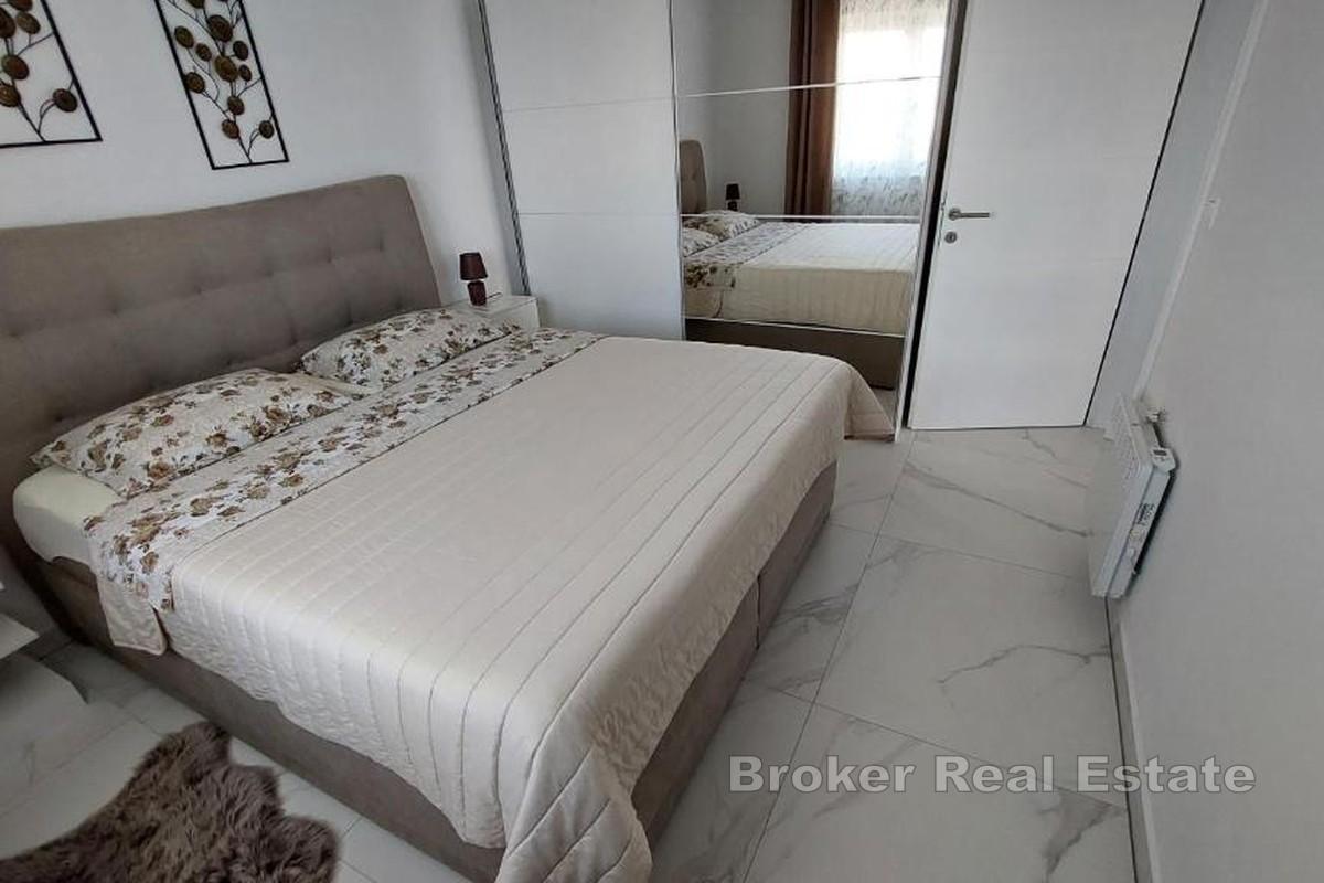 Penthouse avec vue dégagée sur la mer dans la belle ville de Rogoznica