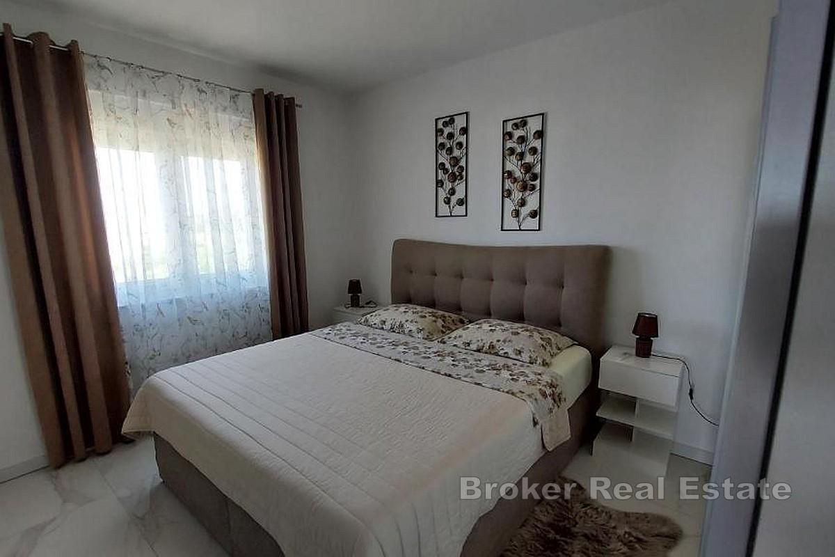 Penthouse avec vue dégagée sur la mer dans la belle ville de Rogoznica