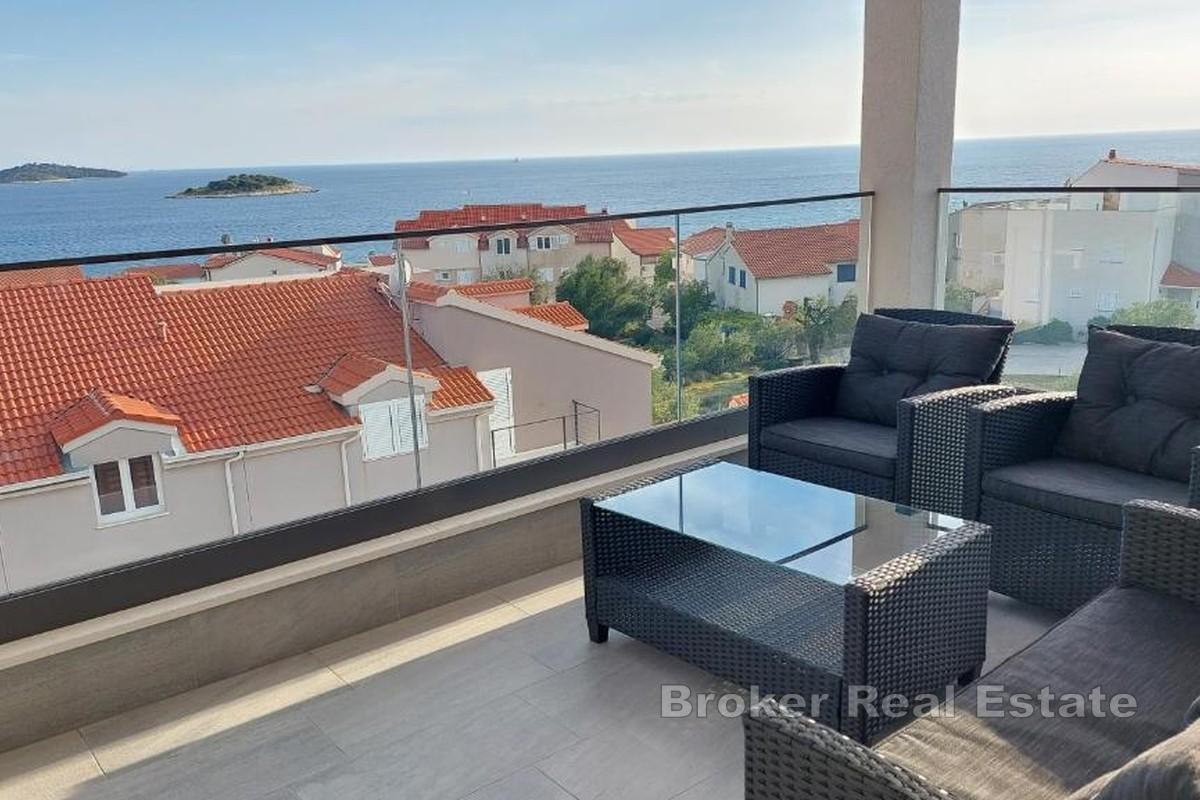 Penthouse avec vue dégagée sur la mer dans la belle ville de Rogoznica