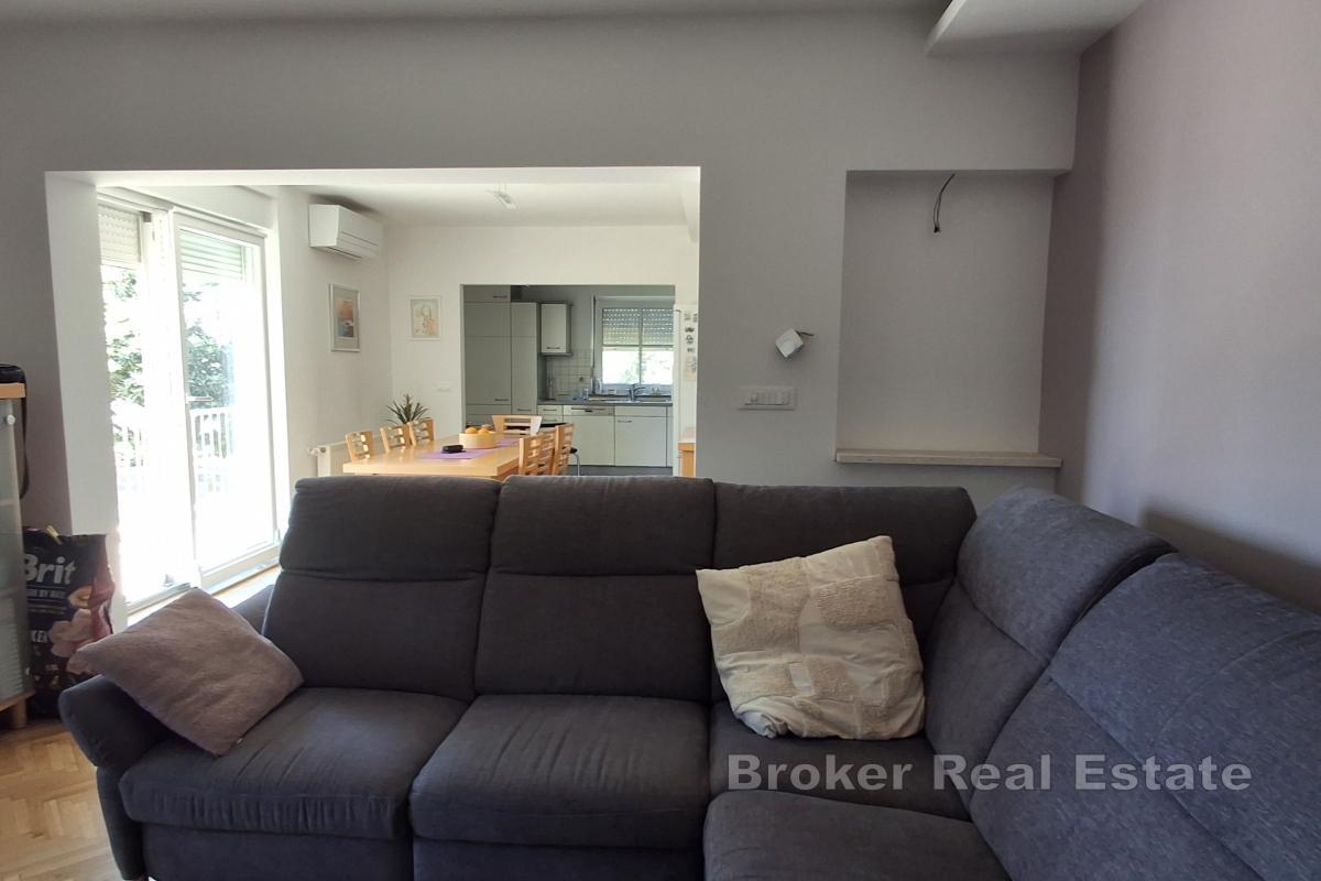 Trosoban stan s garažom i parkirnim mjestom