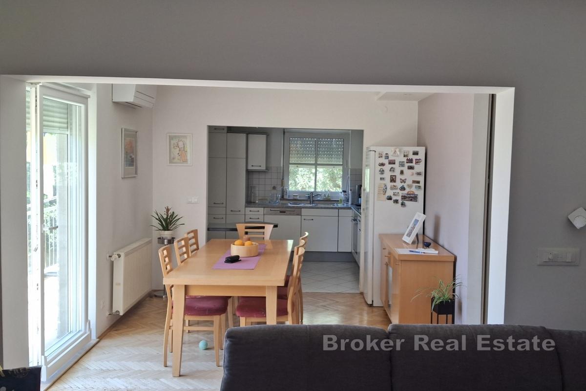 Trosoban stan s garažom i parkirnim mjestom