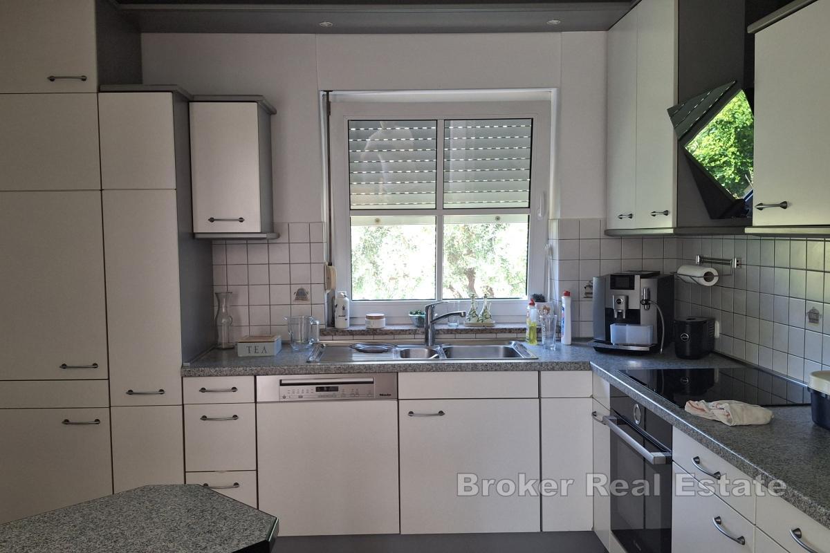 Trosoban stan s garažom i parkirnim mjestom