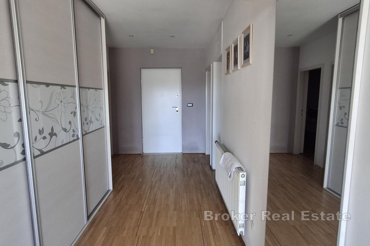 Treroms leilighet med garasje og parkeringsplass