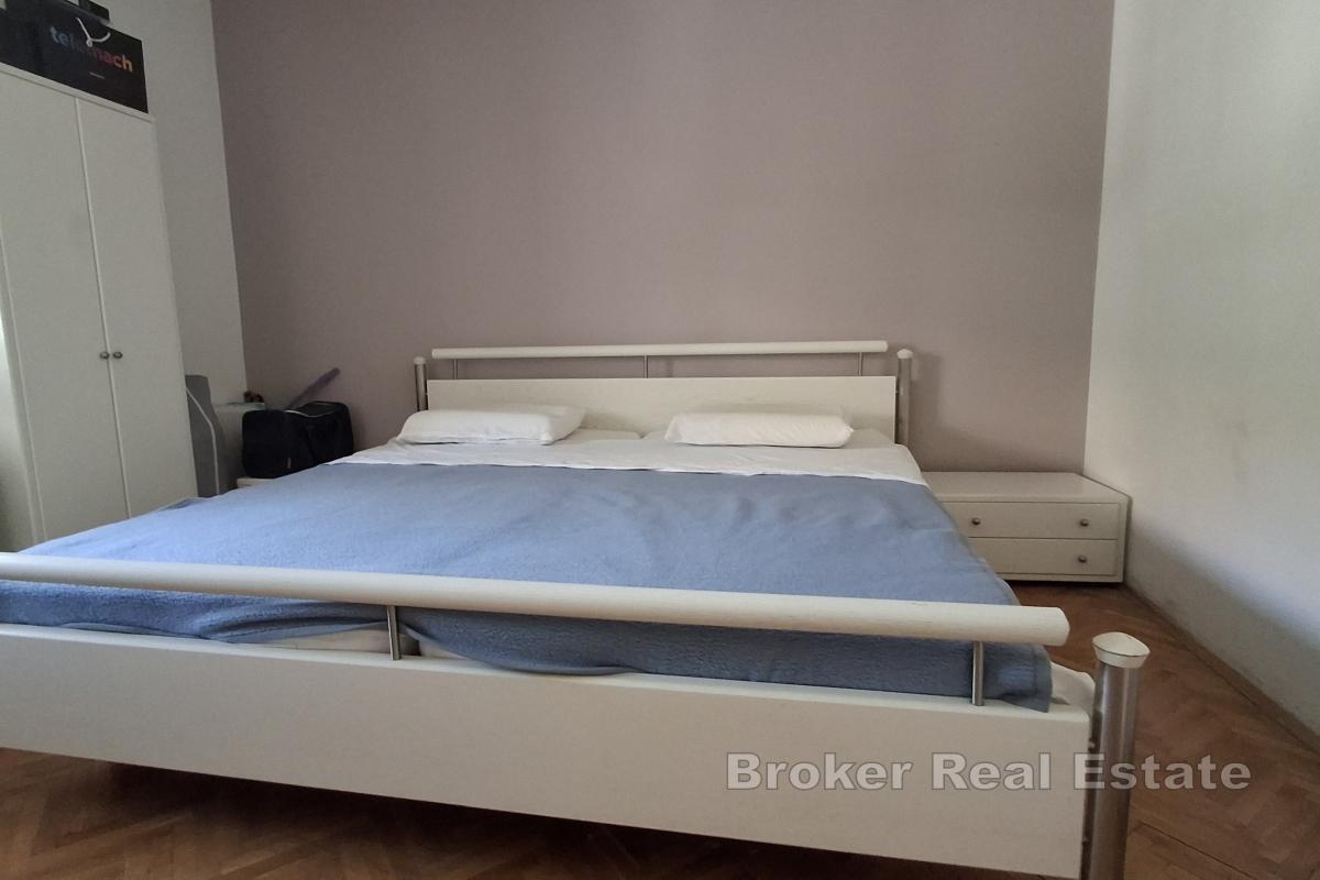 Treroms leilighet med garasje og parkeringsplass