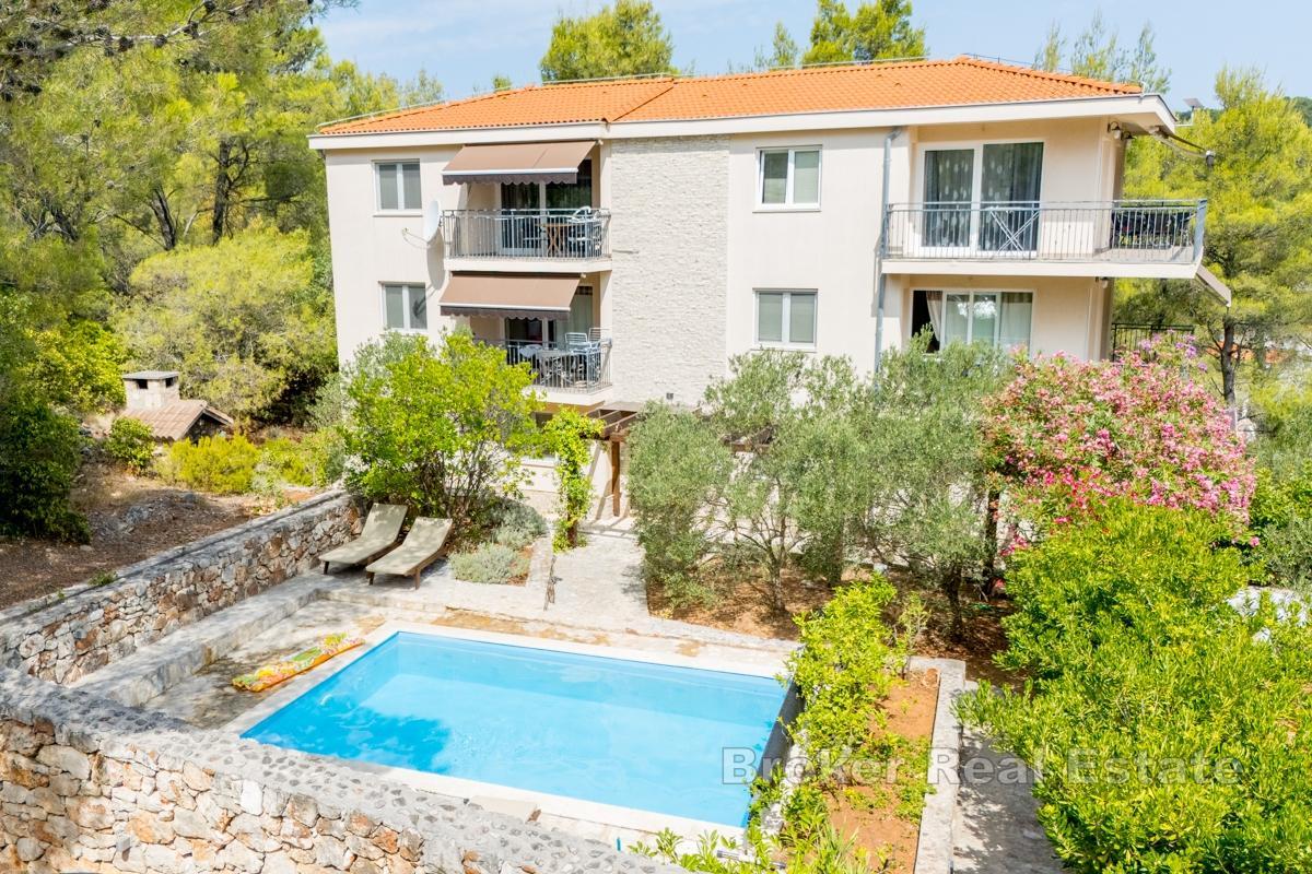 Vacker villa med pool och öppen havsutsikt på ön Hvar