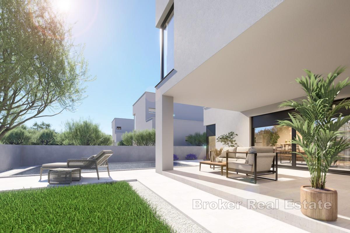 Modern villa med panoramautsikt över havet