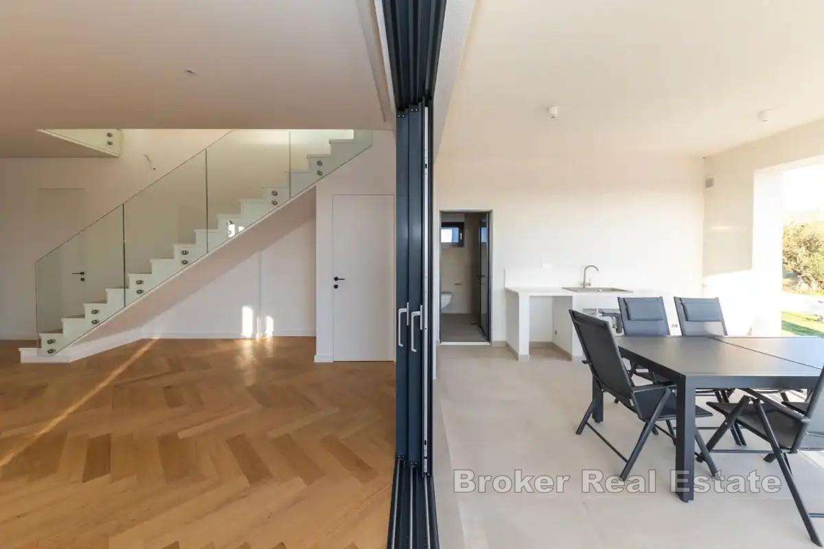 Moderní vila s panoramatickým výhledem na moře