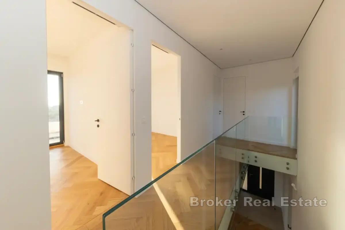 Moderní vila s panoramatickým výhledem na moře