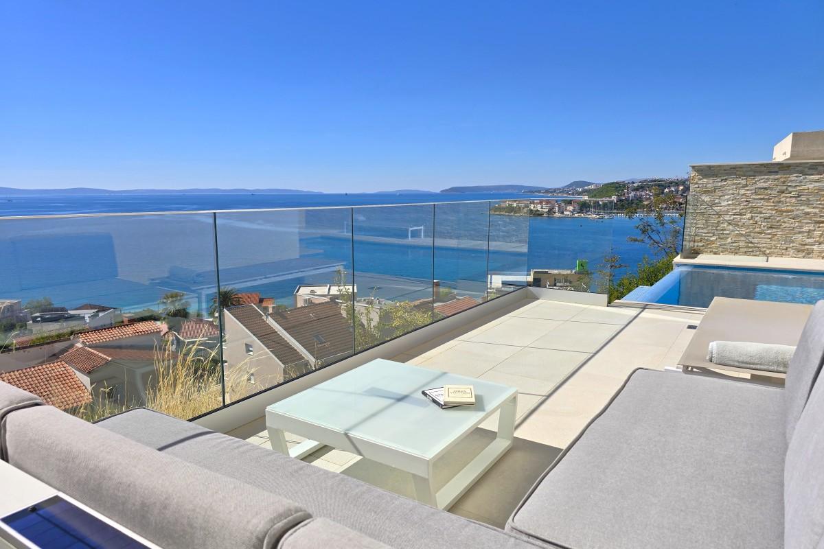 Villa avec piscine et vue dégagée sur la mer