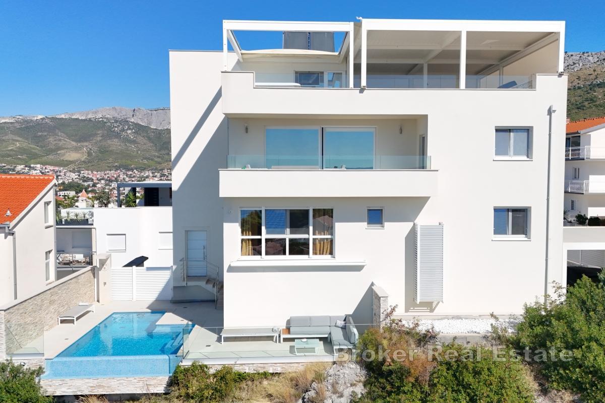 Villa avec piscine et vue dégagée sur la mer