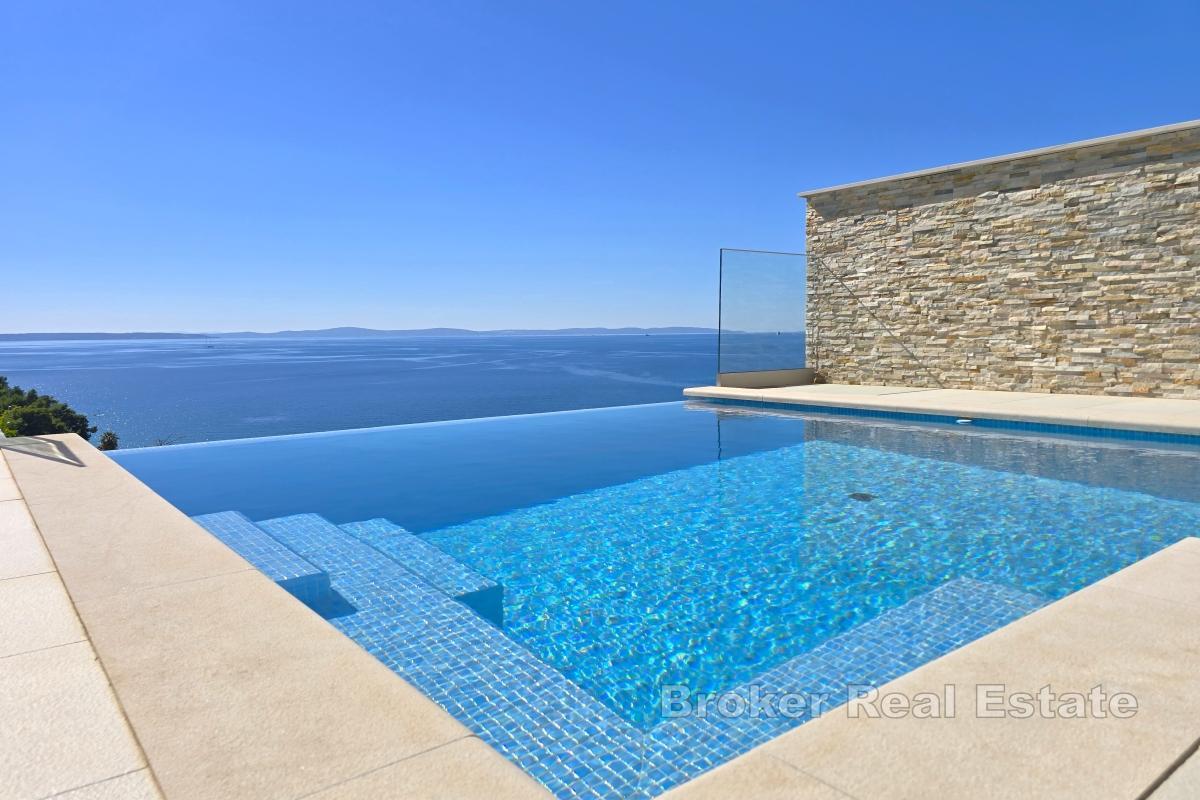 Villa avec piscine et vue dégagée sur la mer