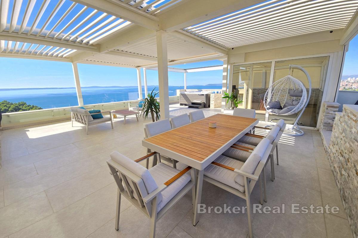 Villa avec piscine et vue dégagée sur la mer