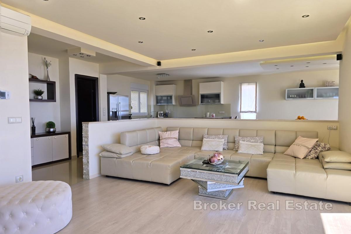 Villa avec piscine et vue dégagée sur la mer