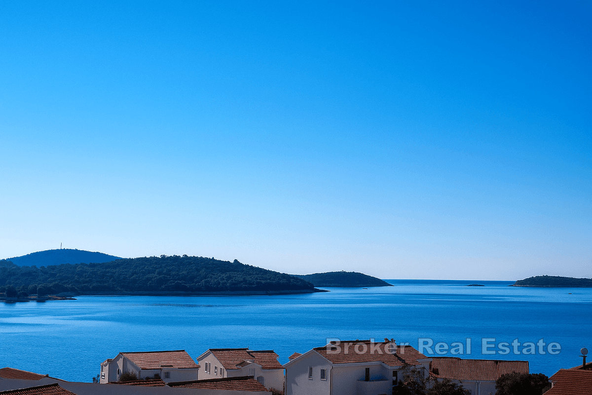 Rymlig takvåning med öppen havsutsikt